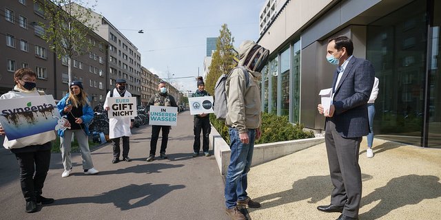 Syngenta-Länderpräsident Roman Mazzotta nimmt die Petition entgegen. Dem Konzern sei der direkte Dialog mit den Organisatoren wichtig, begründet der Konzern. (Bilder Vereinigung für eine Schweiz ohne synthetische Pestizide)