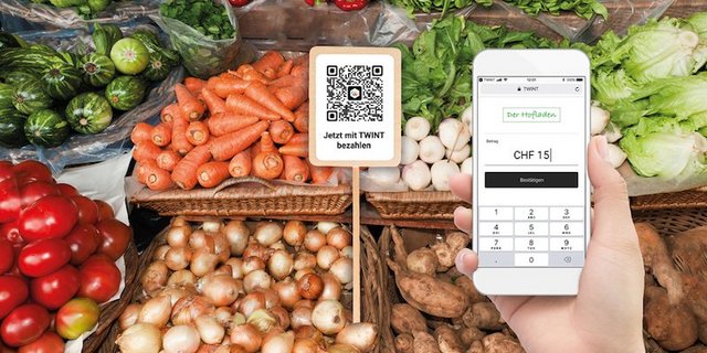Handy zücken statt nach Münz grübeln: Bargeldlos zahlen mit Twint klappt jetzt auch im Hofladen. (Bild zvg)