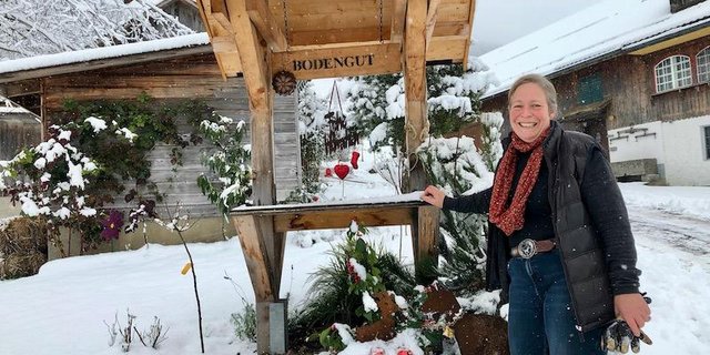 Zurzeit bewirtet Judith Rüegg keine Gäste auf ihrem Hof. Trotzdem hat sie, im und rund ums Haus, alles hübsch dezent weihnächtlich geschmückt. (Bilder Esther Thalmann)