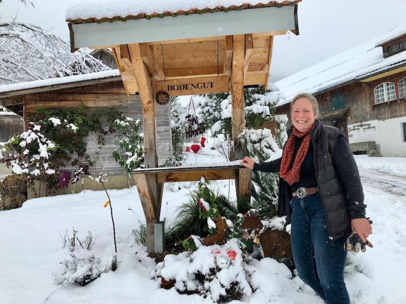 Zurzeit bewirtet Judith Rüegg keine Gäste auf ihrem Hof. Trotzdem hat sie, im und rund ums Haus, alles hübsch dezent weihnächtlich geschmückt. (Bilder Esther Thalmann)