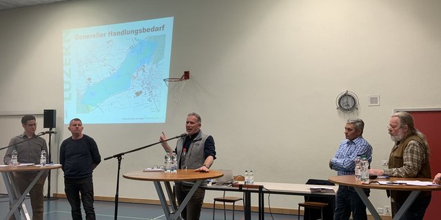 Diskussion mit Landwirten (l), Gemeindepräsident und Vertreter der Jagd (r.). Mitte: Peter Ulmann vom Lawa. (Bilder js)