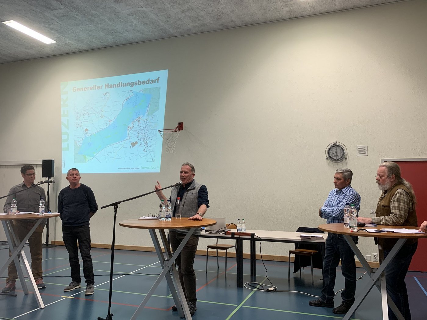 Diskussion mit Landwirten (l), Gemeindepräsident und Vertreter der Jagd (r.). Mitte: Peter Ulmann vom Lawa. (Bilder js)