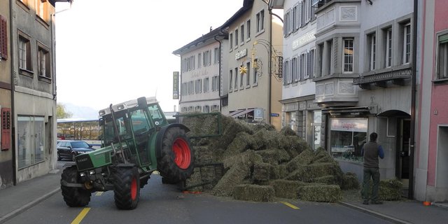 Der Traktor und die umgekippte Ladung versperrten die Strasse für mehrere Stunden. (Bild Kapo SZ)