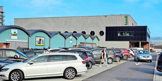 Das neue Agrarcenter (hinten) mit Lager und Büroräumlichkeiten ergänzt den klassischen Landi-Laden.