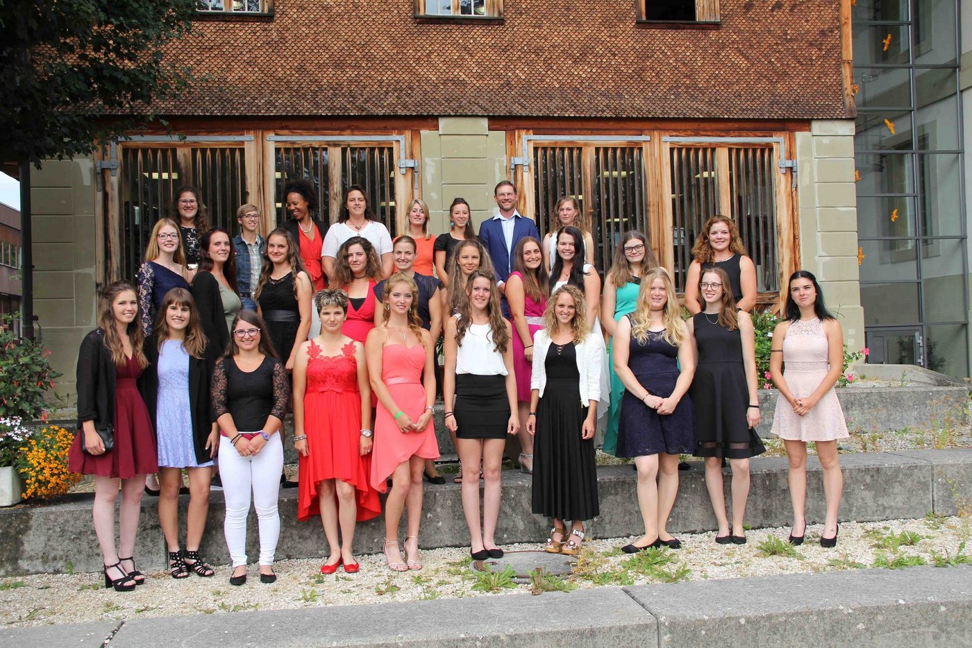 Die diplomierten Pferdefachleute EFZ. (Bilder zVg)