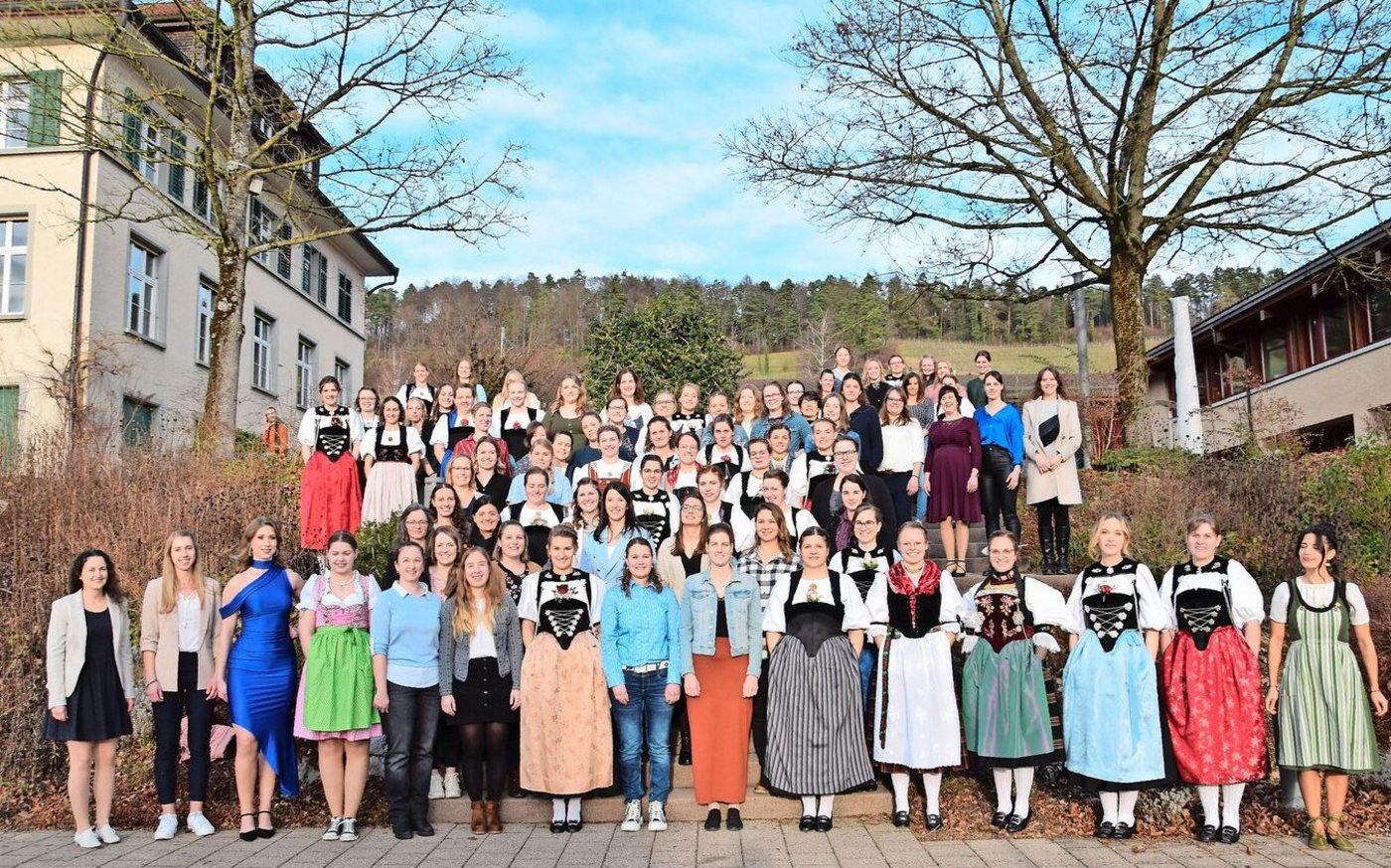 Ein Grossteil der erfolgreichen Absolventinnen der Berufsprüfung Bäuerin / Bäuerlicher Haushaltleiter FA traf sich vor einer Woche am Strickhof Wülflingen zur Fachausweisübergabe. 