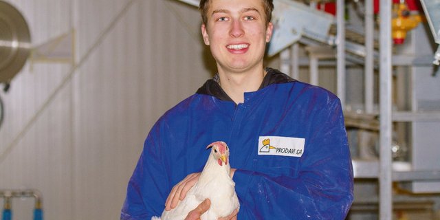 Sascha Liechti ist im 2. Lehrjahr der Zweitausbildung auf dem Betrieb Moser in Bonfol JU.(Bild zVg)