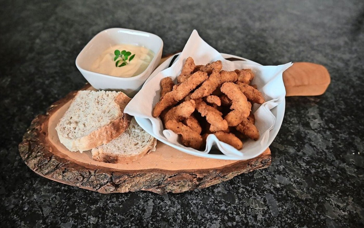 Kutteln können mehr als nur in Tomatensauce dümpeln. Werden sie frittiert und mit Mayonnaise serviert, könnte es ein, dass sogar Kuttel-Gegner sie essen. So kalorienarm wie im Urzustand sind sie dann aber nicht mehr. 