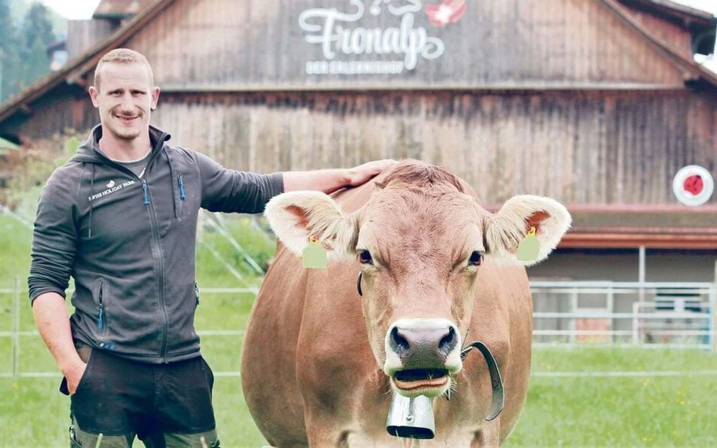 Wie seine Original Braunviehkuh Lisa strahlt auch Thomas Bricker, der Betriebsleiter vom Erlebnishof Fronalp, trotz dem aktuellen Heuwetter und den vielen Gästen grosse Gelassenheit aus.