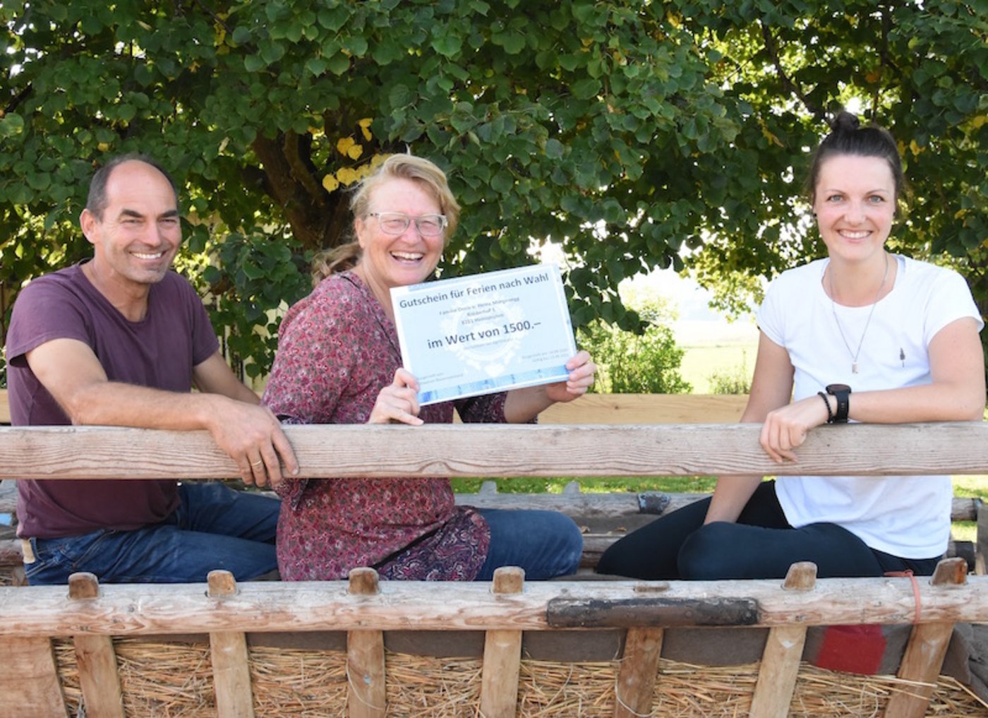 Brunchanbieter Heinz und Doris Morgenegg (links) wurden von Andrea Oldani mit einem Feriengutschein überrascht. (Bild sb)