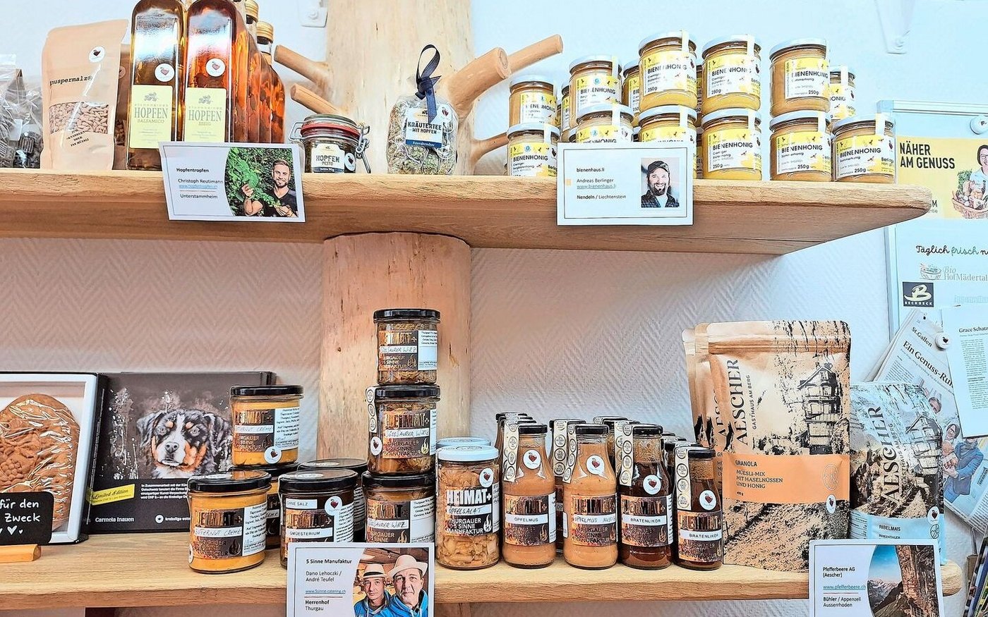 Dies ist ein Beispiel einer Direktvermarktung mit einem breiten Sortiment im Laden «Regioherz St. Gallen». Die zugekauften Produkte sind mit Bildern der Bauernfamilien versehen. 