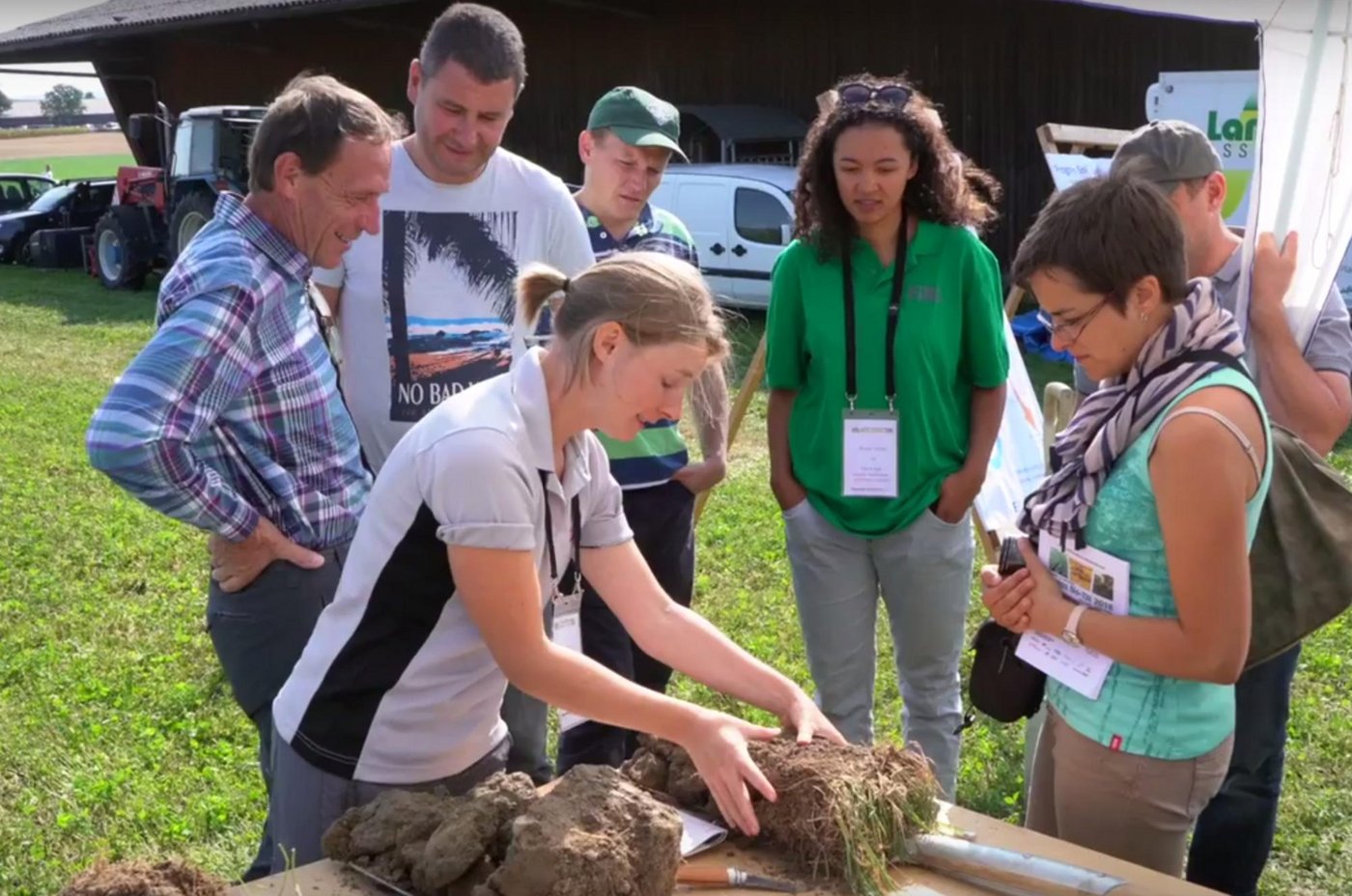 Sandie Masson erklärt eine Methode zur Kontrolle der Bodenqualität. (Standbild Agridea)