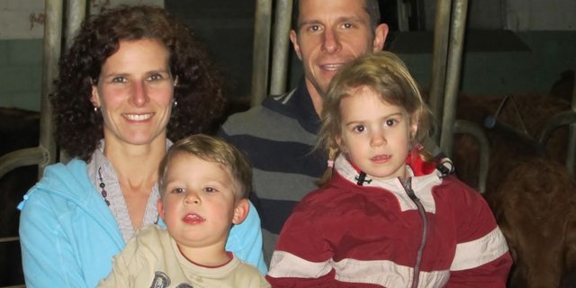 So fühlt sich Nadja Bührer wohl: auf dem Hof mit Mann Hansueli und den Kindern Céline und Valentin. (Bild: sbw)