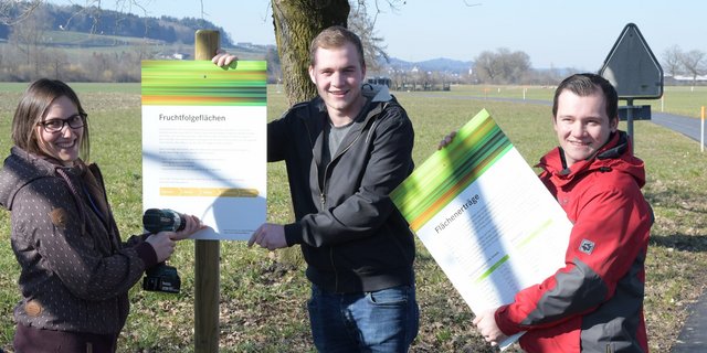 Studentinnen und Studenten des Agrotechniker HF-Lehrgangs 2017/2019 präsentieren ihre Infotafeln. (Bilder zVg)