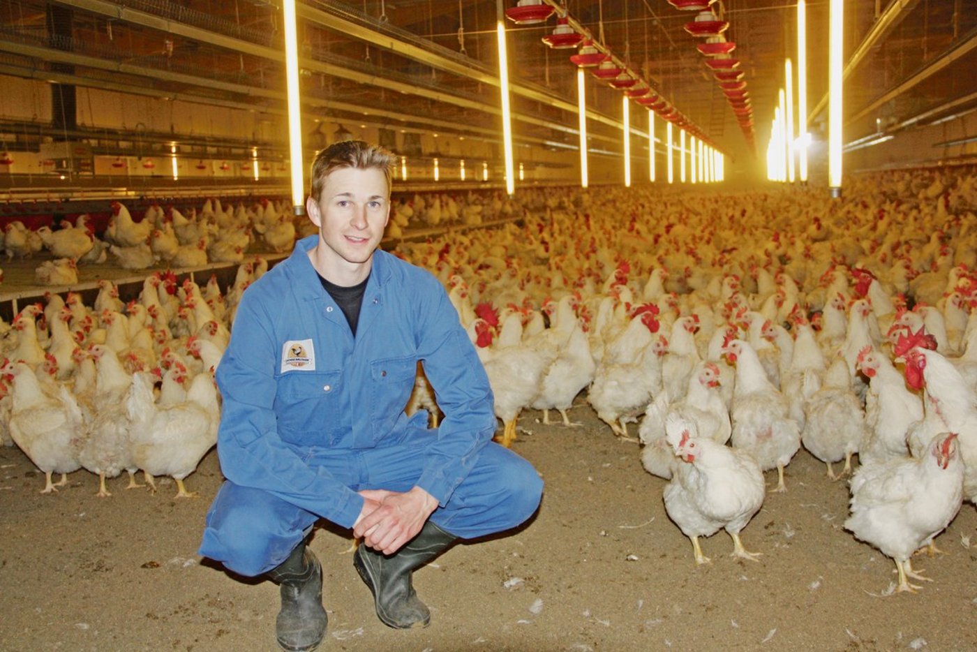 Der 30-jährige Betriebsleiter ist fasziniert vom Federvieh. Doch das war nicht immer so. Die Liebe zur Landwirtschaft hat er erst über Umwege entdeckt. (Bilder Andrea Wyss)