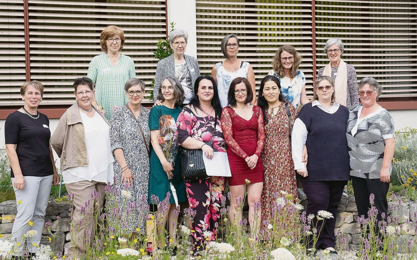 Die Fachleute Hauswirtschaft zusammen mit ihren Lehrpersonen feierten ihren Abschluss ebenfalls diese Woche. 