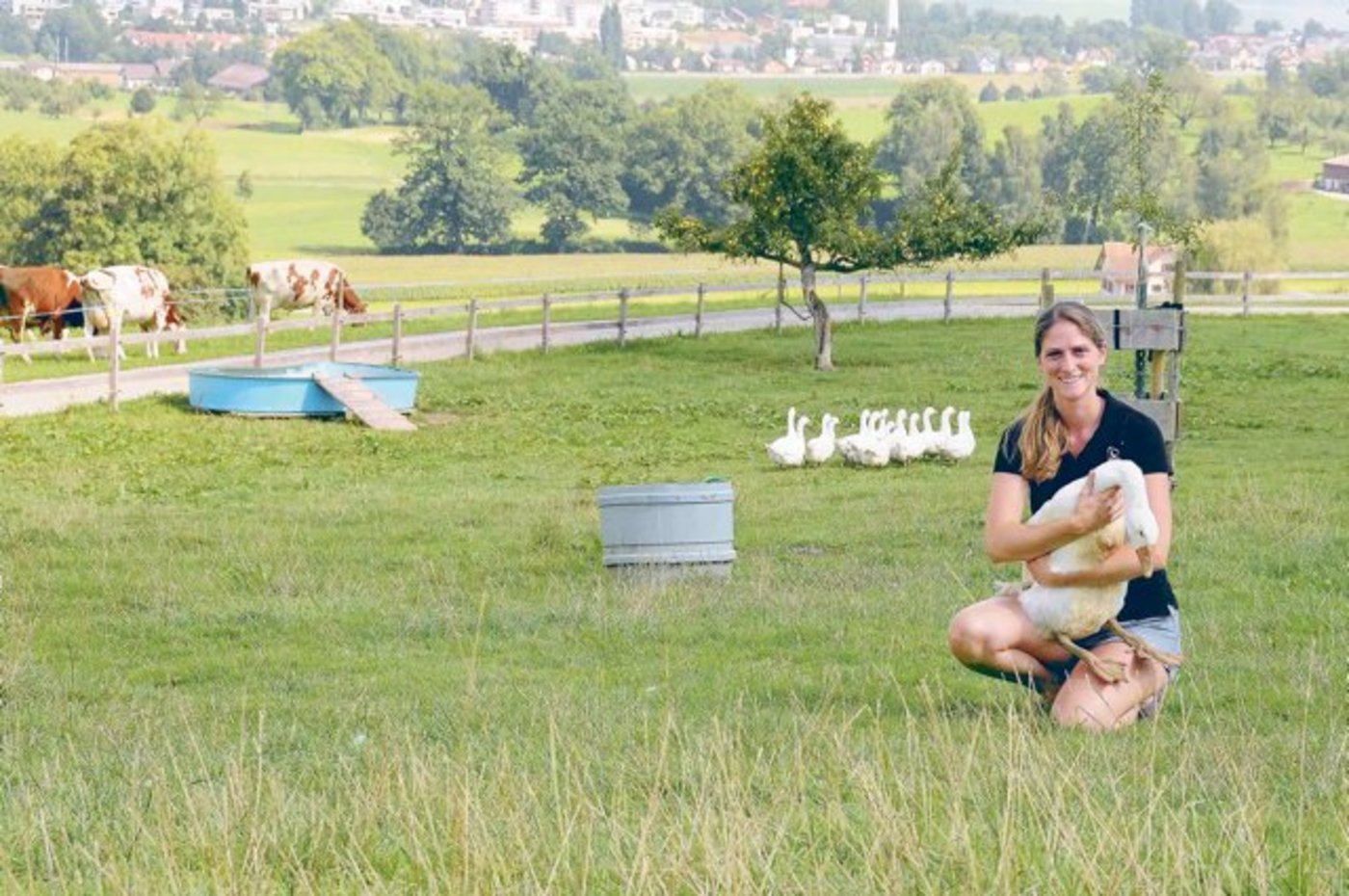 Maggie Kottmann schätzt die geselligen Tiere, die auch für die Weidepflege förderlich seien. (Bild Andrea Gysin)