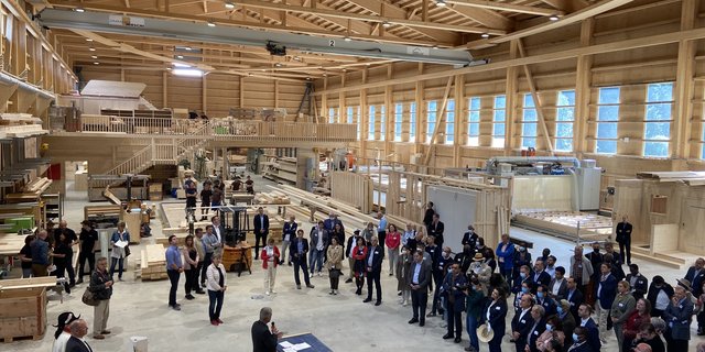 Die versammelten Botschafter(innen) in der Montagehalle der Zimmerei Hirschi in Trub. (Bild akr) 