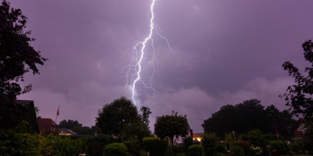 Durch einen Blitzeinschlag fing ein Bauernhaus in Signau Feuer. Es ist seither unbewohnbar. (Symbolbild Archiv BauZ)