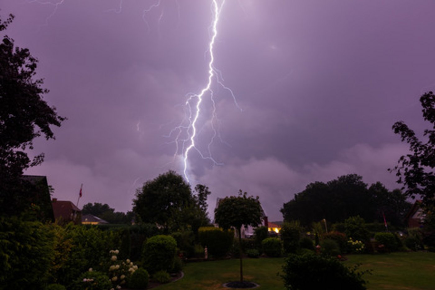 Durch einen Blitzeinschlag fing ein Bauernhaus in Signau Feuer. Es ist seither unbewohnbar. (Symbolbild Archiv BauZ)