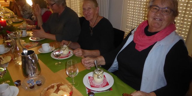 Die Orangencrème mit Brätzeli schmeckten den Landfrauen in geselliger Runde. (Bilder zVg)