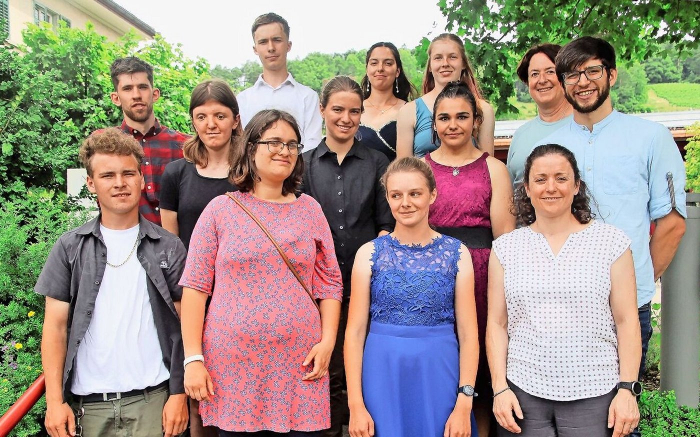 Die Hofmitarbeiter(innen) mit ihren Lehrpersonen an der Abschlussfeier in Wülflingen. Auf dem Bild fehlt Doris Hartmann. In der zweiten Reihe (r.) steht Klassenlehrer Benjamin Tschirky. 