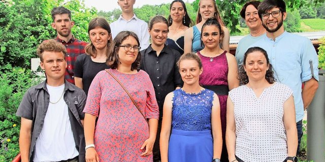 Die Hofmitarbeiter(innen) mit ihren Lehrpersonen an der Abschlussfeier in Wülflingen. Auf dem Bild fehlt Doris Hartmann. In der zweiten Reihe (r.) steht Klassenlehrer Benjamin Tschirky. 