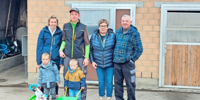Die junge Familie um Stefanie und Philipp Weibel mit der abtretenden Generation Berta und Franz Weibel aus Schongau (v. l.). Die Hofübergabe vor zwei Jahren wurde früh geplant.