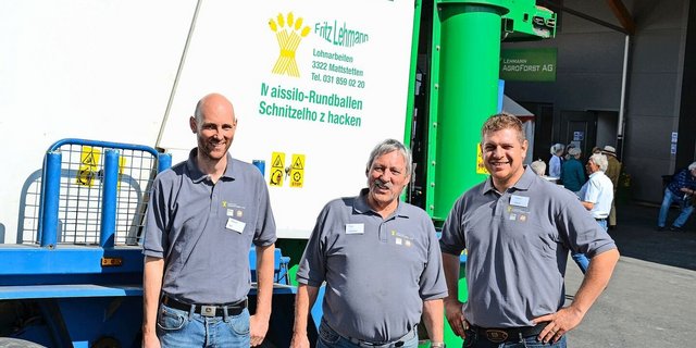 Die beiden Inhaber Markus Bill (ganz links) und Pascal Schori (ganz rechts) mit Fritz Lehmann, der zur längeren Haltbarkeit von Silage einst eine Maisballenpresse entwickelt hat.