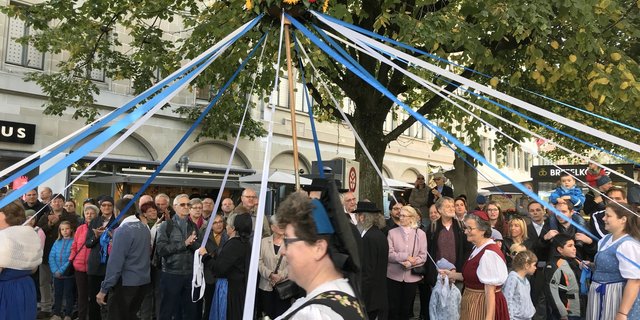 Die Zürcher Trachtenvereinigung brachte mit dem Maibaum den Frühling an die OLMA. (Bilder Alexandra Stückelberger)
