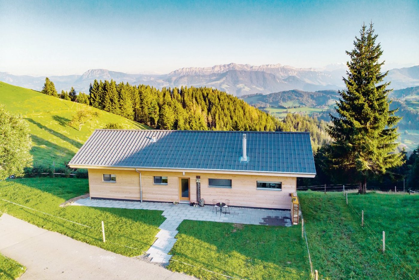 Ein Bau an spektakulärer Lage: In der Naturlodge sind Tagesseminare möglich oder Ruhesuchende können eine Auszeit geniessen.(Bild zVg)
