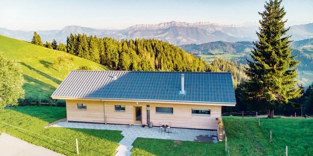 Ein Bau an spektakulärer Lage: In der Naturlodge sind Tagesseminare möglich oder Ruhesuchende können eine Auszeit geniessen.(Bild zVg)