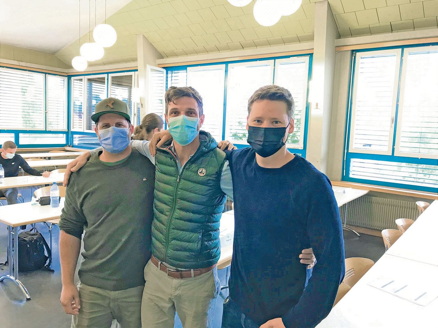 Lukas (in der Mitte) mit seinen Berufsschulkollegen Sändu (Sandro Grimm, links) und Ädu (Adrian Küenzi) im Prüfungszimmer.  (Bild Lukas Streit)