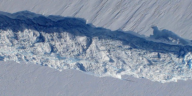 Am Pine Island Glacier wird ein Eisberg "geboren". (BIld:  NASA's Earth Observatory)