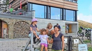 Übernachtungsausflug ins Tessin: Heidi Schwaiger und ihre Kinder vor der Capanna Monte Bar in Capriasca.