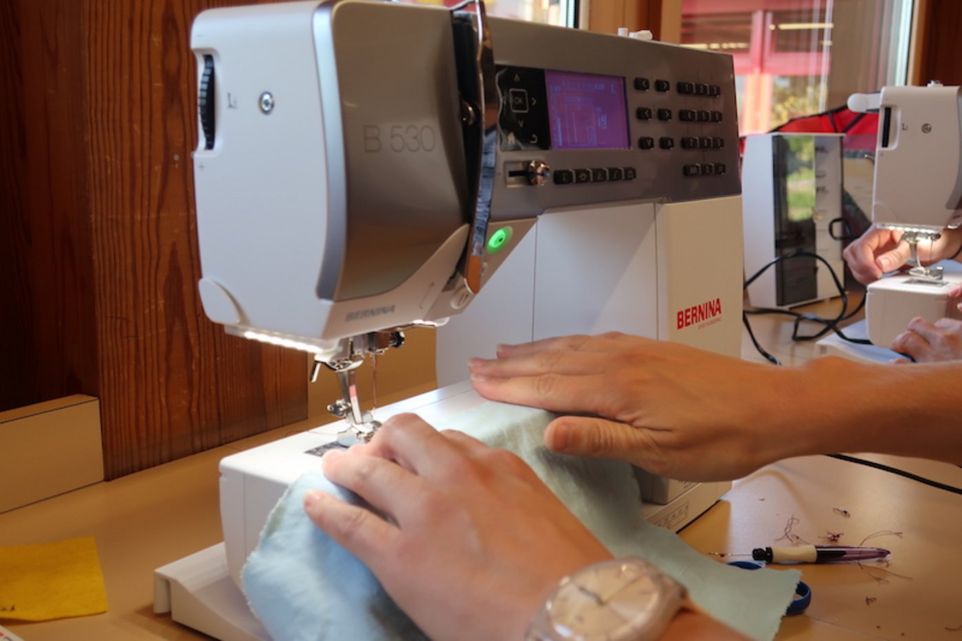 In den Ausbildung Bäuerin mit Fachausweis ist Flicken immer noch Pflicht. Im Unterricht bekommt man kreative Tipps und Tricks, so macht Flicken sogar Spass.
