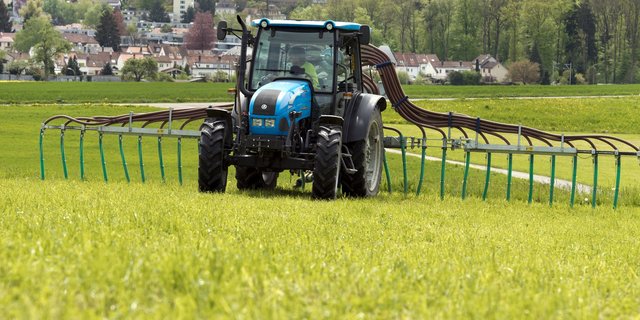 IP-Suisse will die Treibhausgasemissionen ihrer Labelbetriebe u. a. durch den Einsatz von Schlepp-schläuchen reduzieren. Bis 2020 wird sie ein Punktesystem dazu ausgearbeitet haben. (Bild Agroscope)