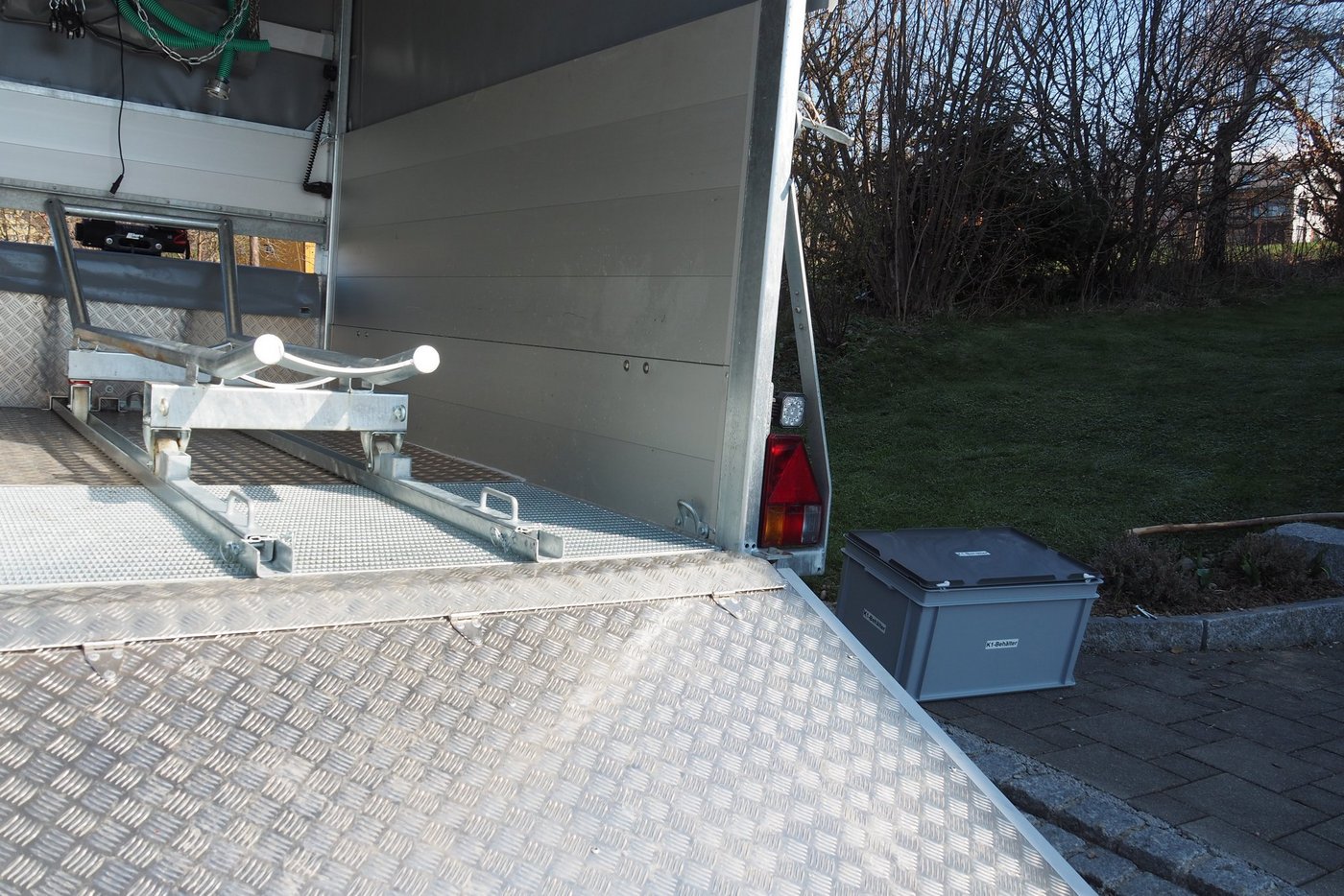 Blick in den Spezialanhänger, den so genannten T-Trailer, mit dem Schragen zum Transport betäubter und entbluteter Rinder.