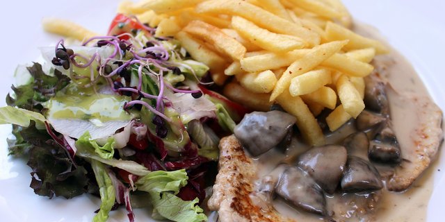 Der Anteil Menüs aus tiergrecht produziertem Fleisch in Mensen und Kantinen sei «bedenklich tief», so der STS. (Bild fotosforyou_rk / Pixabay)