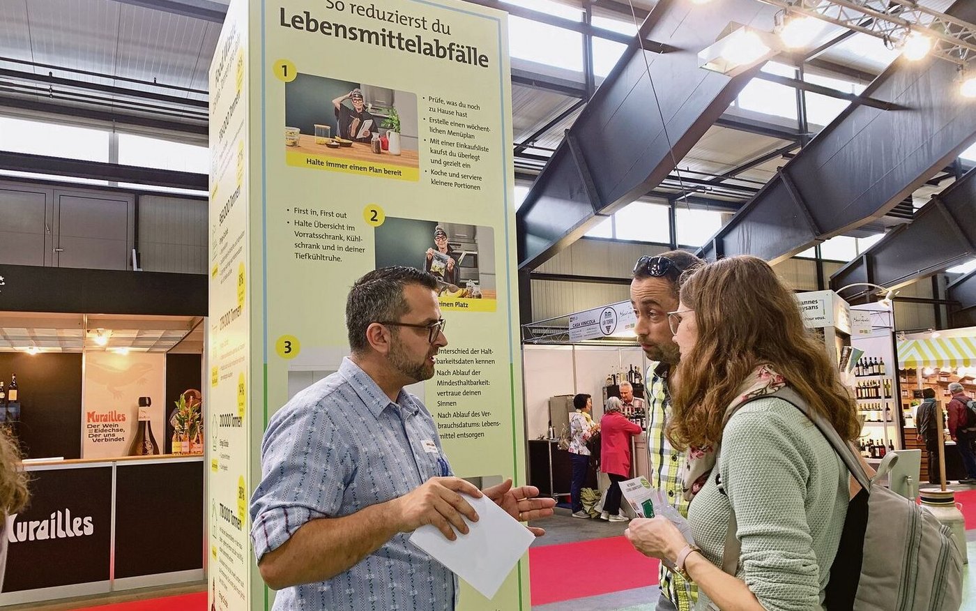 Standchef Albert Bernet vom LBV im Gespräch mit Luga-Besuchern zum Thema Food Waste. 
