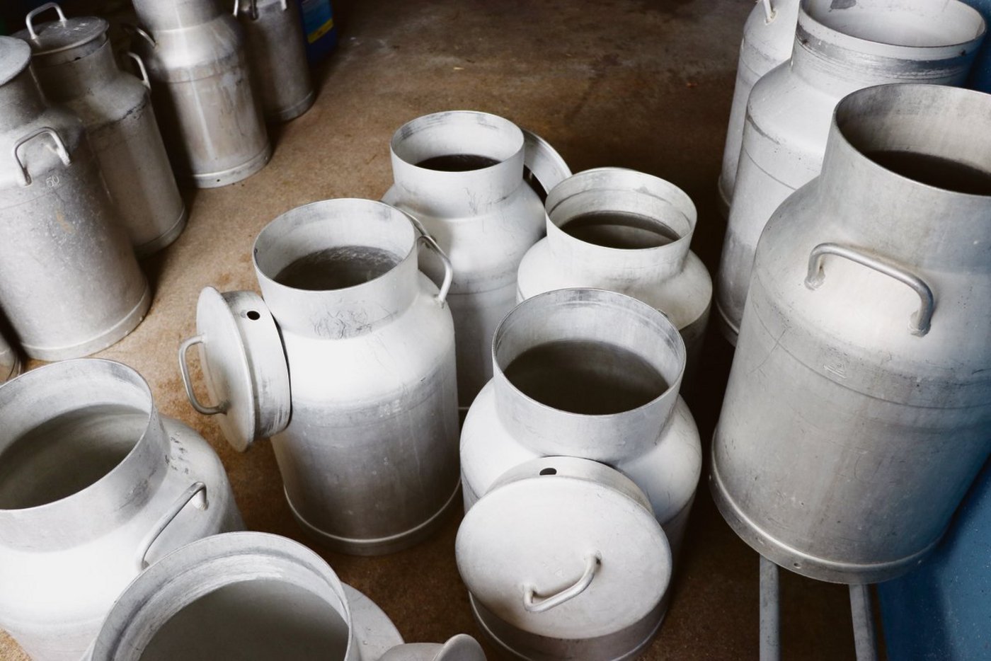 Die Milchkannen bleiben leer: In der Schweiz gibt es immer wie weniger Milchbauern. (Bild Ruth Aerni)