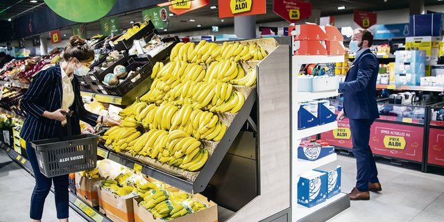 Die Bio-Ecke in einem Aldi in der Schweiz: Nur zu gerne würde der deutsche Discounter hier  Produkte mit der Bio-Suisse-Knospe in die Regale stellen. Das darf er aber nicht, genau so wenig  wie Mitbewerber Lidl. (Bild Keystone)