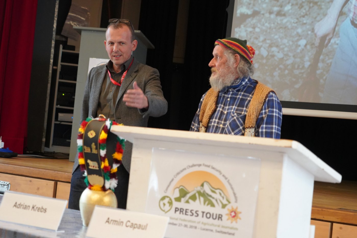 Adrian Krebs, Chefredaktor Bauernzeitung, und Armin Capaul, Hornkuh-Initiant. (Bild lid/mr)