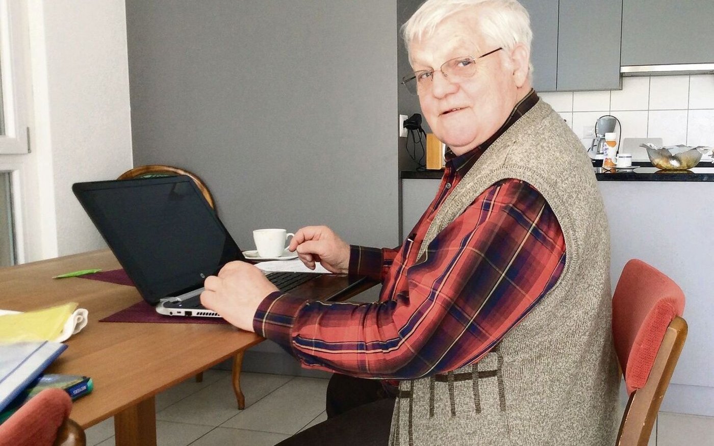 Christian Siegenthaler leidet seit den 60er-Jahren an Morbus Bechterew. Dabei handelt es sich um eine chronisch-entzündliche rheumatische Erkrankung mit starken Schmerzen und einer Versteifung von Gelenken.  