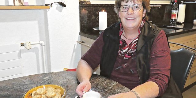 Marianne Walther-Jordi ist dankbar, gemeinsam mit ihrem Mann auf dem Hof zu arbeiten. Auch wenn die Arbeit als Bäuerin streng ist, für eine Kaffeepause findet sie meist die nötige Zeit. (Bild Barbara Heiniger)