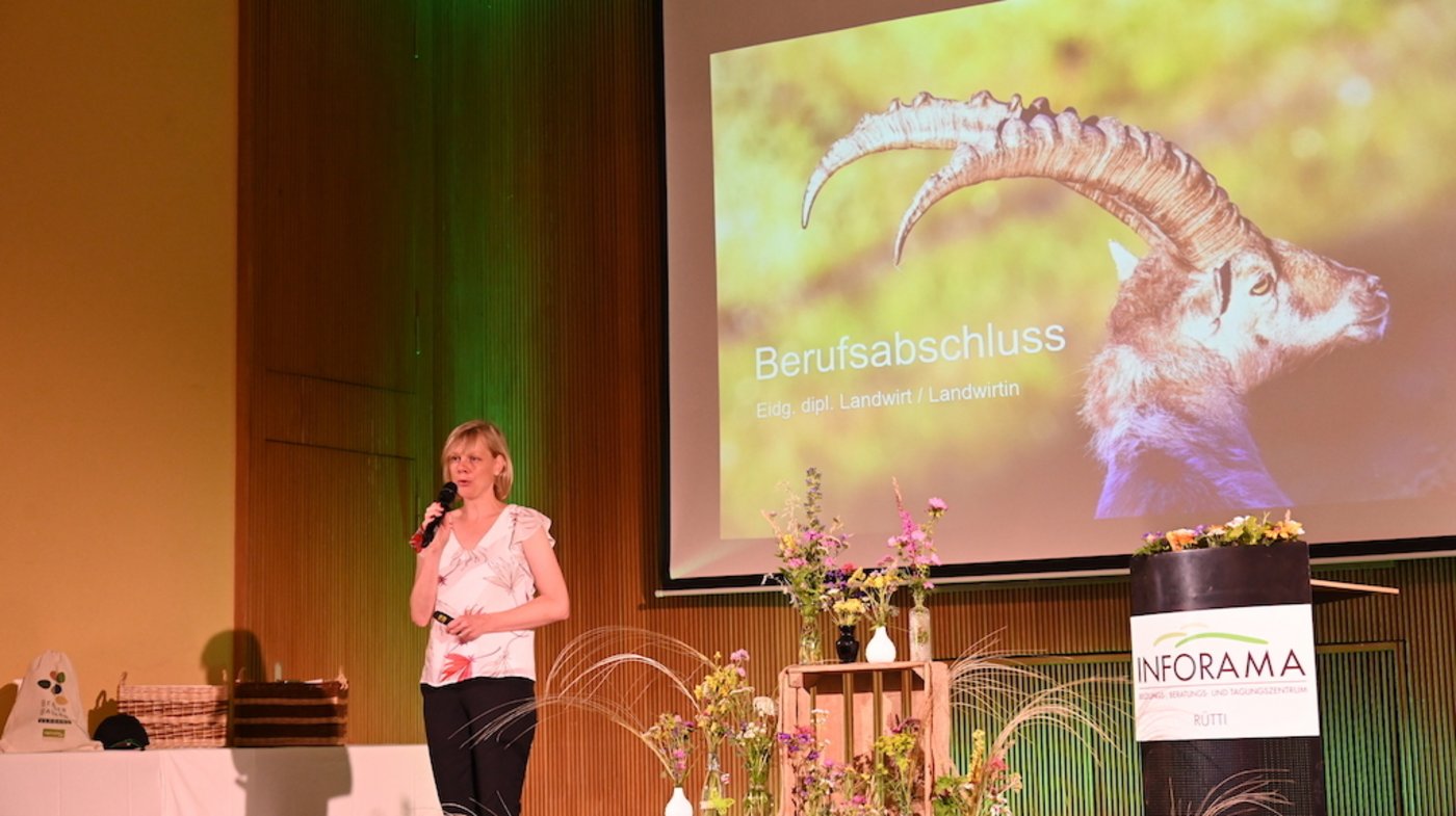 Stolz, wie dieser Steinbock, dürfen die Diplomandinnen und Diplomanden auf ihren Erfolg sein, betonte Moderatorin Karin Aeberhard. (Bild BauZ/Andrea Wyss)