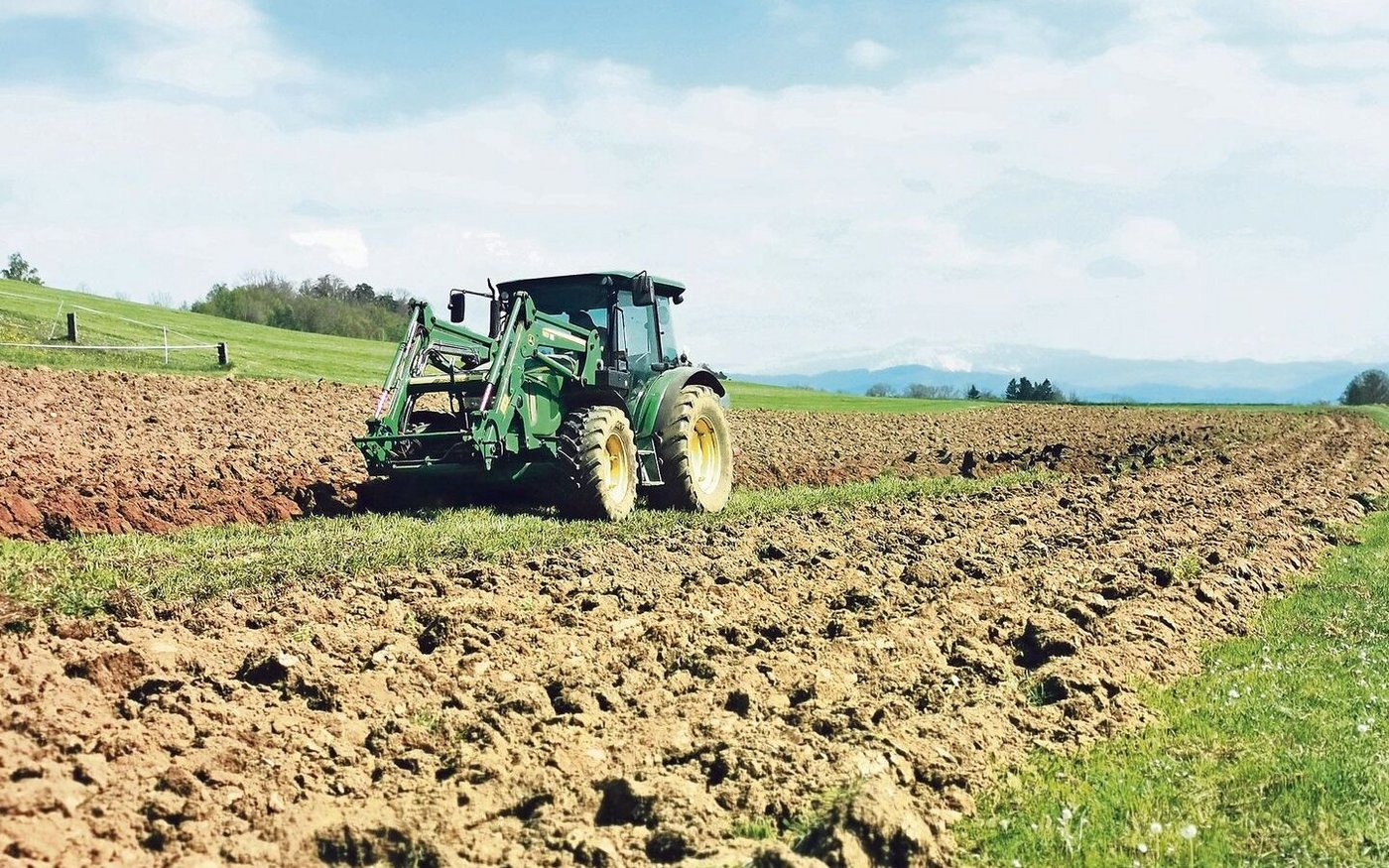 Der Pflug hat in der hiesigen landwirtschaftlichen Praxis immer noch einen hohen Stellenwert. Wenn pflügen, dann aber mit leichtem Traktor, rät Spezialist Bernhard Streit.