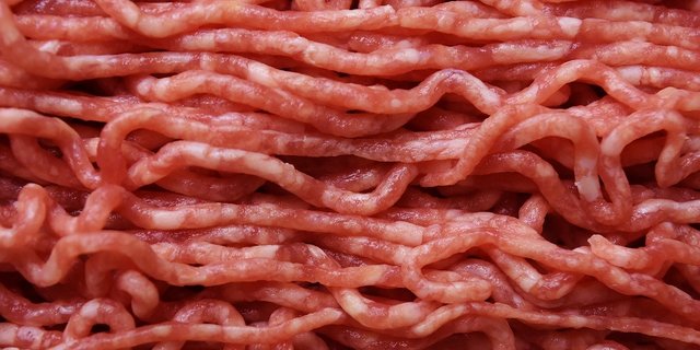 Bei Lidl gibt es neben Bratwurst, Hamburger, Koteletts und Plätzli auch Hackfleisch aus Schweizer Kalbfleisch. (Symbolbild Pixabay)