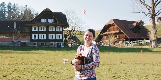 Donata Kurmann lebt ihren Traum. Zusammen mit ihrem Mann André, ihren Kindern und ihren Hühnern wohnt und arbeitet sie heute zufrieden auf dem Hof Feld. 