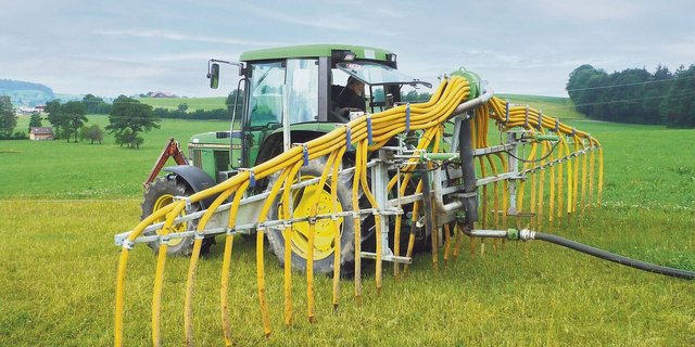 Im Herbst eignet sich Grünland besser für die Ausbringung von Hofdünger als Ackerflächen. 